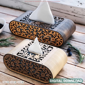 Puede incluir: Dos cajas de pañuelos de madera con recortes florales. Una es de madera clara con un diseño floral marrón oscuro, y la otra es gris con un diseño floral marrón. Se ven pañuelos blancos. Las palabras "DESCARGA DIGITAL" están en la parte inferior.