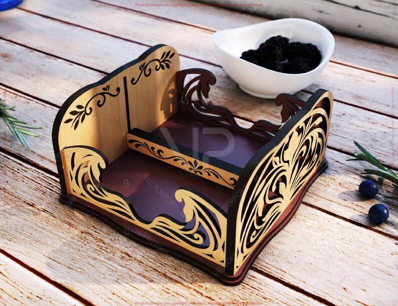 Pu&ograve; includere: Un vassoio in legno decorativo a pi&ugrave; livelli con base marrone scuro e lati marrone chiaro. Il vassoio presenta intricati disegni ritagliati con un motivo a vortice e accenti floreali. Una ciotola bianca piena di bacche scure &egrave; sullo sfondo.