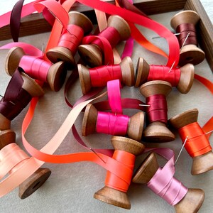 Rotes Satinband, 3 / 8-Zoll-Satinband, Blumenstrauß-Band, Band für Bögen, Kranzdekoration, Kartendekoration, einseitiger Satin, Verpackungsband,