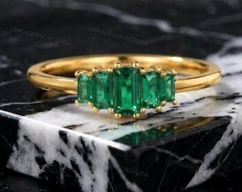Emerald Baguette Ring in 14K Gold, Dainty Green Gemstone Stacking Ring, Art Deco Wedding Band for Women, May Birthstone Jewelry Gift for Her