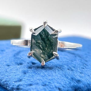 Minimalistische solitaire ring met zeshoekige slijping van mosagaat, verfijnde ring met mosagaat, op de natuur geïnspireerde trouw- en verlovingsring, jubileumring voor vrouwen.