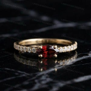 Bague de fiançailles en or 14 carats avec grenat rouge taille marquise, délicate bague empilable, bague de promesse ornée d'une pierre précieuse rouge, cadeau de naissance de janvier