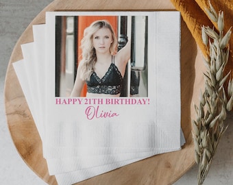 Könnte beinhalten: Weiße Papierserviette mit einem Foto einer Frau in einem schwarzen Spitzenoberteil. Der Text "HAPPY 21TH BIRTHDAY! Olivia" ist in Pink auf der Serviette gedruckt.