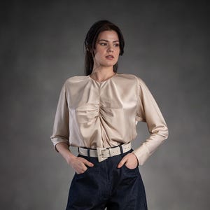 Beżowa satynowa bluzka dla kobiet - Elegancka sukienka koszulowa z długim rękawem, oversize, stylowy swobodny luźny krój