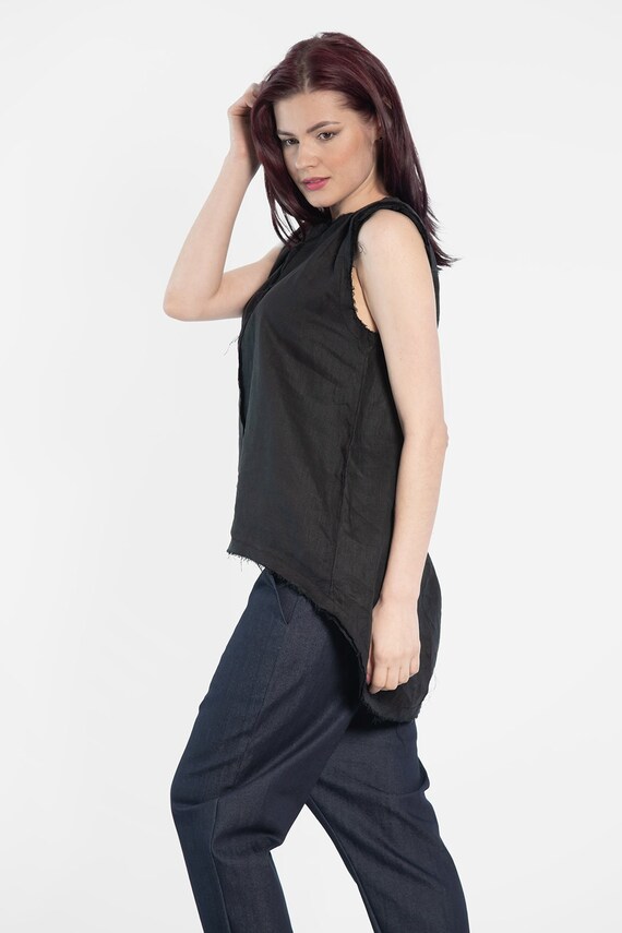Camiseta negra con hombreras sale