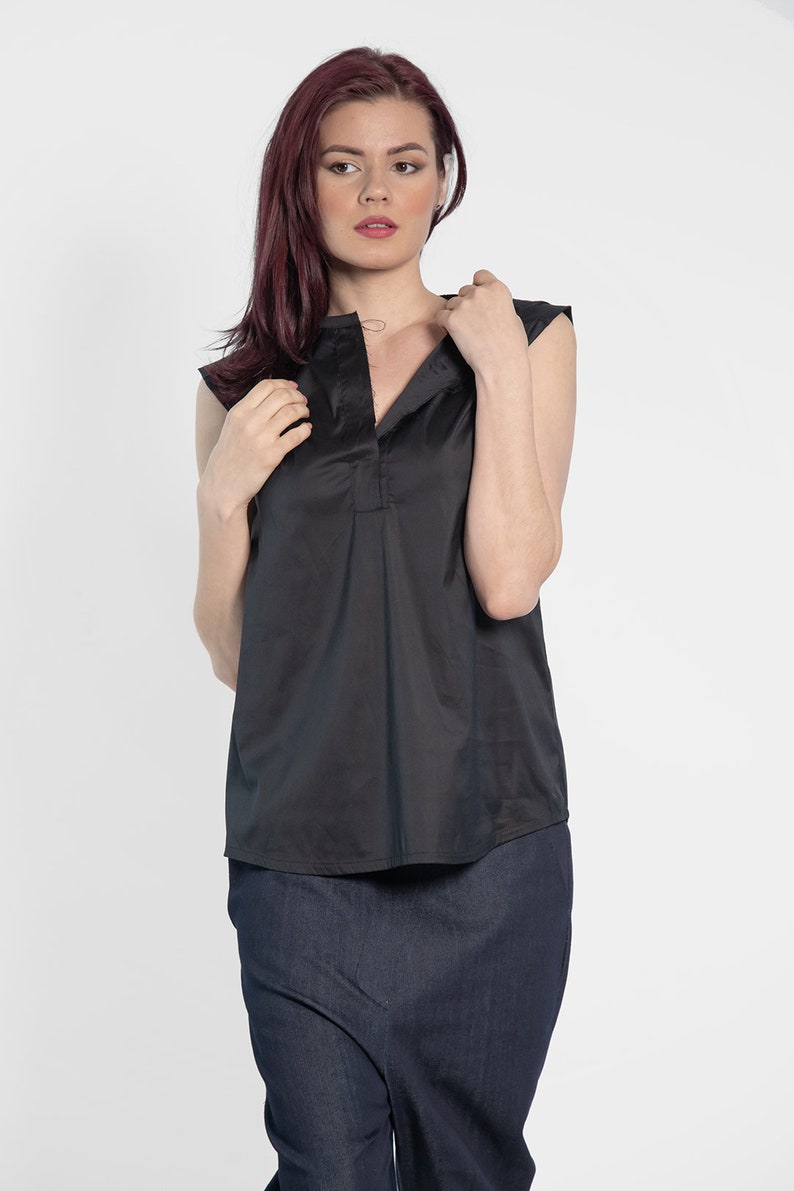 Elegant sleeveless woman top