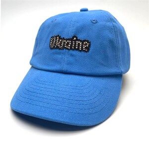 Blaue Baseballkappen mit Kristallflecken