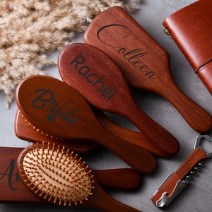 Brosse à cheveux personnalisée vintage en bois, peigne à cheveux antistatique et appareil de massage pour le cuir chevelu, peignes à cheveux de demoiselle d'honneur personnalisés, cadeaux de demoiselle d'honneur image 4