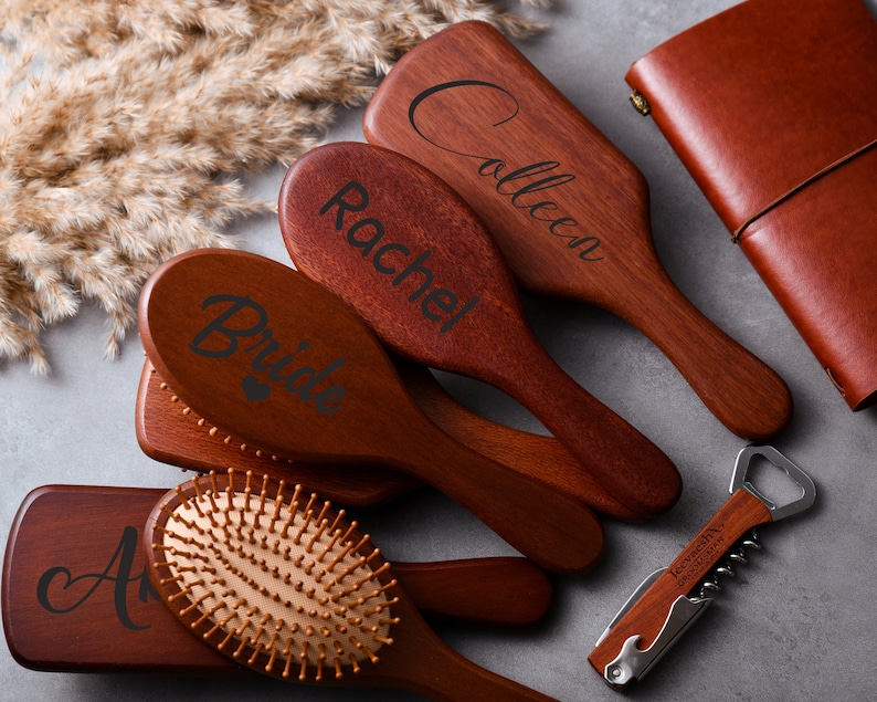 Brosse à cheveux personnalisée vintage en bois, peigne à cheveux antistatique et appareil de massage pour le cuir chevelu, peignes à cheveux de demoiselle d'honneur personnalisés, cadeaux de demoiselle d'honneur image 4