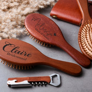 Brosse à cheveux personnalisée vintage en bois, peigne à cheveux antistatique et appareil de massage pour le cuir chevelu, peignes à cheveux de demoiselle d'honneur personnalisés, cadeaux de demoiselle d'honneur image 1