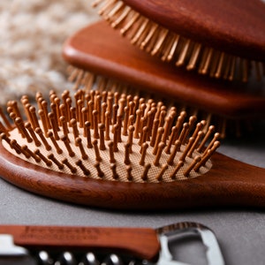 Brosse à cheveux personnalisée vintage en bois, peigne à cheveux antistatique et appareil de massage pour le cuir chevelu, peignes à cheveux de demoiselle d'honneur personnalisés, cadeaux de demoiselle d'honneur image 2