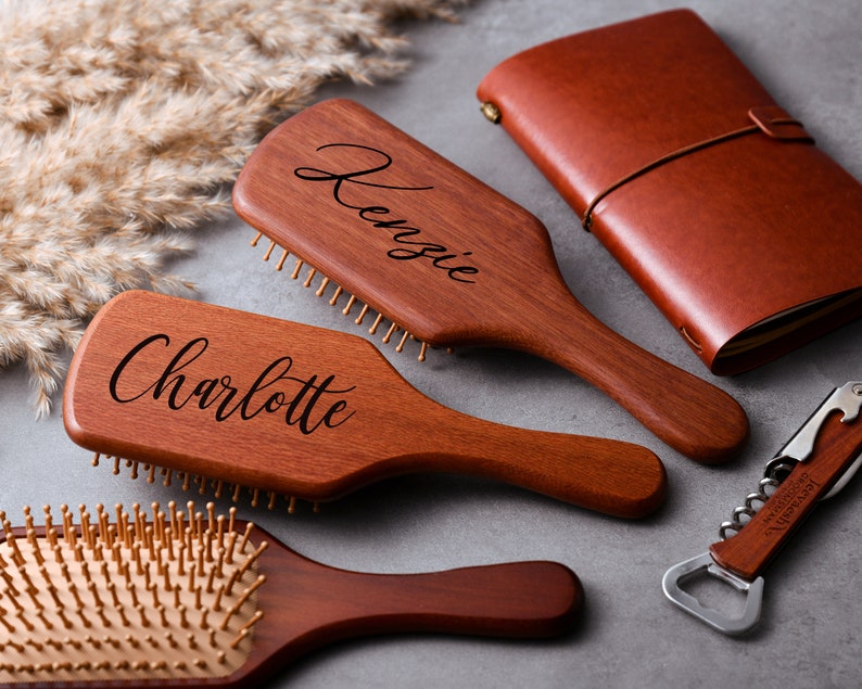 Brosse à cheveux personnalisée vintage en bois, peigne à cheveux antistatique et appareil de massage pour le cuir chevelu, peignes à cheveux de demoiselle d'honneur personnalisés, cadeaux de demoiselle d'honneur image 5