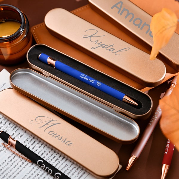 Personalisierte Geschenk Stifte für Frauen, ausgefallene benutzerdefinierte Stift, Brautjungfer Geschenke, gummierter Soft Touch Kugelschreiber, luxuriöser Soft Touch Roségoldstift