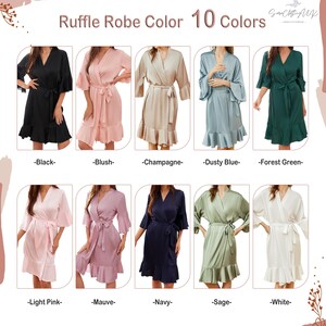 Puede incluir: Diez colores diferentes de batas de sat&eacute;n con ribete de volantes y mangas largas. Las batas se muestran en modelos en un formato de cuadr&iacute;cula. Los colores son negro, rubor, champ&aacute;n, azul polvoriento, verde bosque, rosa claro, malva, azul marino, salvia y blanco.