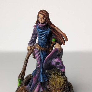 Figurine de sorcière RPG sur table. Pré-peint et à base
