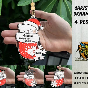 Könnte beinhalten: Vier lasergeschnittene Weihnachtsornamente mit einer Katze in einem Strumpf mit einer Schneeflocke. Die Ornamente sind mit Namen und dem Jahr 2022 personalisiert. Die Ornamente sind für Glowforge konzipiert und in den Dateiformaten AI, EPS, SVG, PDF, DXF und DWG verfügbar.