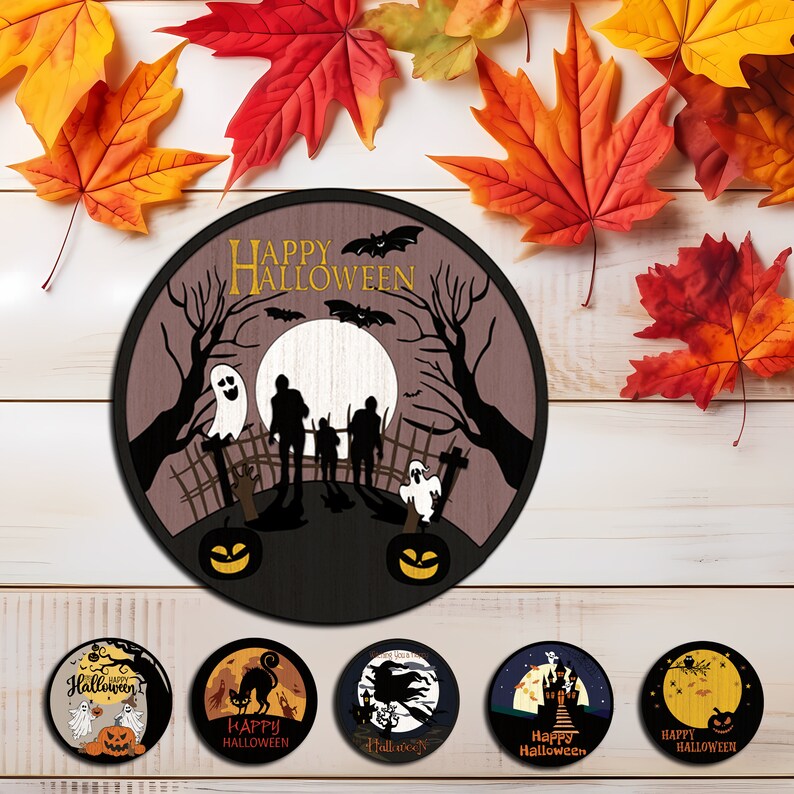 Op de afbeelding: Een ronde houten Halloween-decoratie met een spookachtige sc&egrave;ne met silhouetten van mensen, geesten, vleermuizen en pompoenen. De woorden "HAPPY HALLOWEEN" staan bovenaan. De decoratie is omgeven door kleurrijke herfstbladeren.