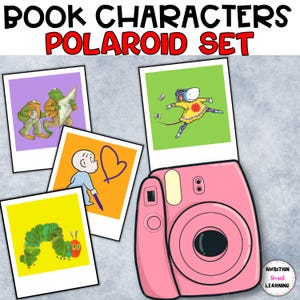 以下が含まれることがあります： 本キャラクターのイラストが描かれた、4枚のポラロイド風プリントとピンク色のインスタントカメラ。プリントには、イモムシ、ネズミ、2匹のカエルのキャラクターが含まれています。「BOOK CHARACTERS POLAROID SET」の文字が上部にあります。