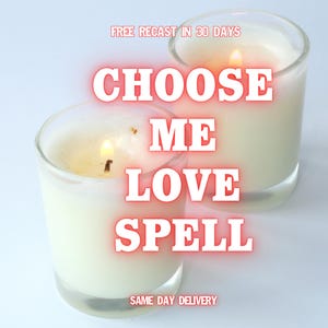 Könnte beinhalten: Zwei brennende weiße Kerzen in transparenten Glashaltern. Der Text "CHOOSE ME LOVE SPELL" ist in leuchtender roter Schrift über die Kerzen gelegt. Zusätzlicher Text lautet "FREE RECAST IN 30 DAYS" und "SAME DAY DELIVERY".