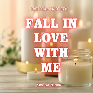 Könnte beinhalten: Ein Bild von brennenden Kerzen mit dem Text "FALL IN LOVE WITH ME". Die Kerzen haben verschiedene Größen und Formen und strahlen ein weiches, warmes Licht aus. Der Text "FREE RECAST IN 30 DAYS" und "SAME DAY DELIVERY" ist ebenfalls sichtbar.