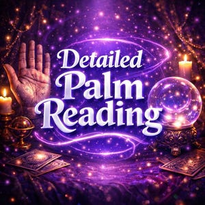Op de afbeelding: Een digitale illustratie met de witte tekst "Detailed Palm Reading", omgeven door een paarse gloed. De afbeelding toont een hand met handlijntekeningen, een kristallen bol, brandende kaarsen en tarotkaarten tegen een sterrenhemel.