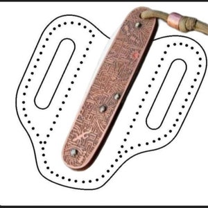 Puede incluir: Una plantilla en blanco y negro para una funda de cuchillo de cuero con un contorno punteado. Un cuchillo de cobre con un patrón intrincado se muestra encima de la plantilla. El texto "Store Template Co." está impreso en el lado derecho de la imagen.