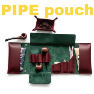 Puede incluir: Estuche de pipa de cuero abierto con el texto "PIPE pouch" en amarillo. El estuche está abierto, revelando un interior verde, bolsillos burdeos y una bandeja burdeos con tabaco. Se ven dos pipas, útiles de limpieza y tabaco.