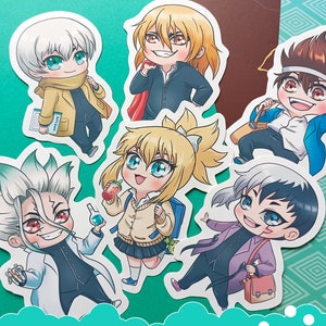 Puede incluir: Seis pegatinas de personajes de dibujos animados coloridos con personajes de estilo anime. Los personajes llevan todos atuendos diferentes y tienen diferentes expresiones. Las pegatinas están sobre un fondo verde y blanco.
