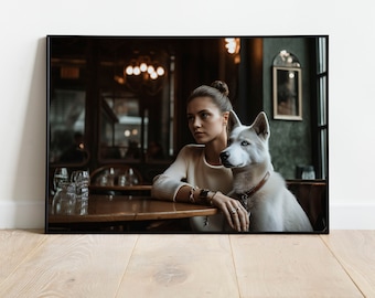 Frau in einem Restaurant mit einem weißen Hund Wandkunst, herunterladbare Wandkunst, Geschenk für Hundeliebhaber, Büro Wanddeko, druckbare Wandkunst, Wandkunst