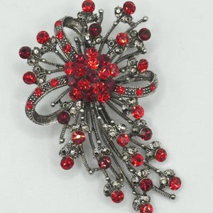 Broche colgante con lazo y racimo floral de cristal rojo y marcasita - Navidad y San Valentín