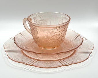 Platos, tazas y platillos de cristal con diseño de la época de la depresión en color rosa American Sweetheart de MacBeth Evans
