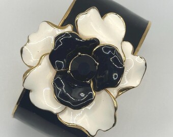 Bracelet Kenneth Jay Lane KJL noir et blanc camélia - Plaqué or - vintage - Objet tendance