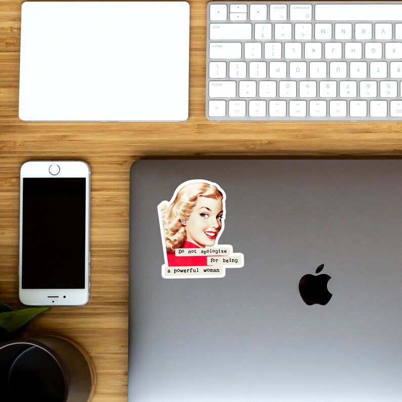 Sticker im Retro-Stil: 'do not apourre for being a powerful woman' feministisch, retro Hausfrau, Laptop, Telefon, wasserfester Vinyl-Aufkleber Bild 3