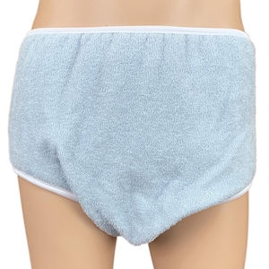 Könnte beinhalten: Hellblaue Frottee-Unterwäsche mit weißer Paspelierung. Die Unterhose hat ein weiches, strukturiertes Aussehen und eine bequeme Passform. Der Bund und die Beinöffnungen sind mit weißem Stoff eingefasst.