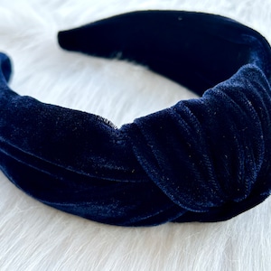 Puede incluir: Una diadema de terciopelo azul marino con un dise&ntilde;o anudado. La diadema es suave y c&oacute;moda de llevar.