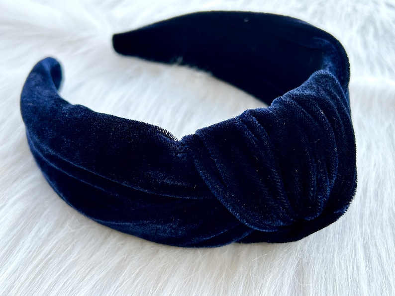 Puede incluir: Una diadema de terciopelo azul marino con un dise&ntilde;o anudado. La diadema es suave y c&oacute;moda de llevar.