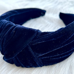 Puede incluir: Una diadema de terciopelo azul marino anudada. La diadema est&aacute; hecha de terciopelo suave y afelpado y tiene un dise&ntilde;o anudado.