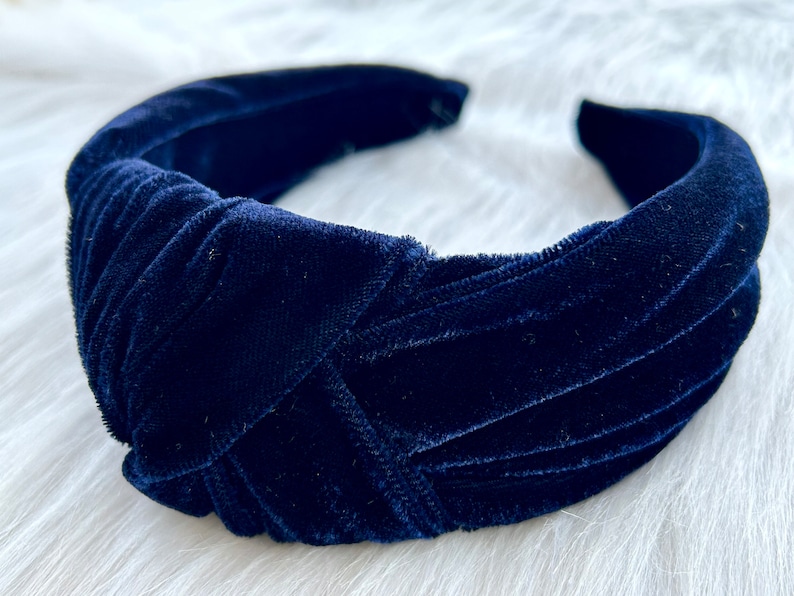 Puede incluir: Una diadema de terciopelo azul marino anudada. La diadema est&aacute; hecha de terciopelo suave y afelpado y tiene un dise&ntilde;o anudado.
