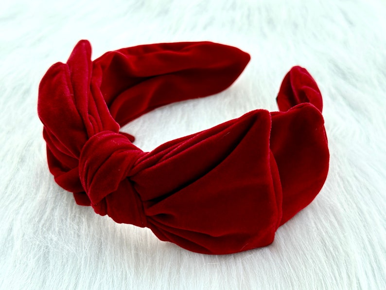 Puede incluir: Una diadema de terciopelo burdeos con un detalle de lazo anudado. La diadema est&aacute; hecha de un material suave y afelpado y es un accesorio para el cabello elegante. El color y la textura ricos la convierten en una opci&oacute;n de moda.