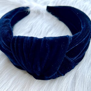 Puede incluir: Una diadema de terciopelo azul marino con un dise&ntilde;o anudado. La diadema es suave y c&oacute;moda de llevar.