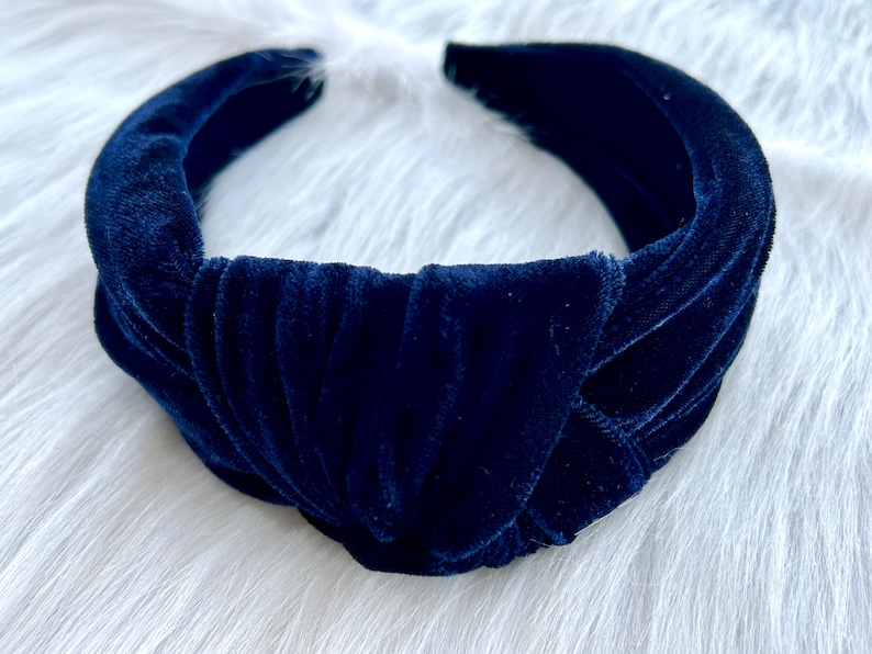 Puede incluir: Una diadema de terciopelo azul marino con un dise&ntilde;o anudado. La diadema es suave y c&oacute;moda de llevar.