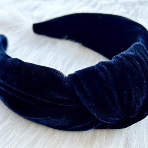 Puede incluir: Una diadema anudada de terciopelo azul marino. La diadema est&aacute; hecha de tela suave y el&aacute;stica y est&aacute; dise&ntilde;ada para ser c&oacute;moda de llevar.