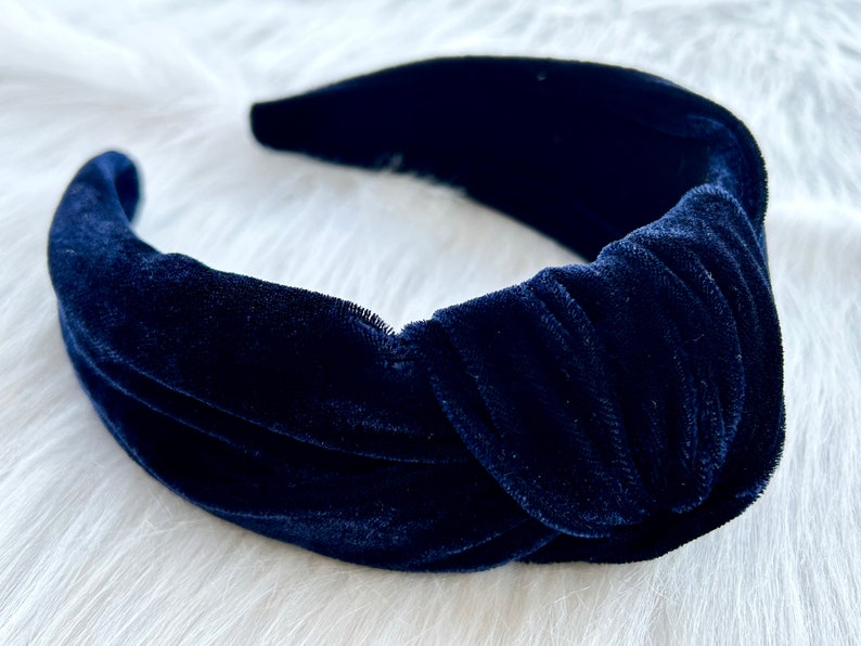 Puede incluir: Una diadema anudada de terciopelo azul marino. La diadema est&aacute; hecha de tela suave y el&aacute;stica y est&aacute; dise&ntilde;ada para ser c&oacute;moda de llevar.