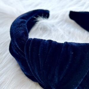 Puede incluir: Una diadema de terciopelo azul oscuro con un dise&ntilde;o anudado. La diadema es suave y c&oacute;moda de llevar.