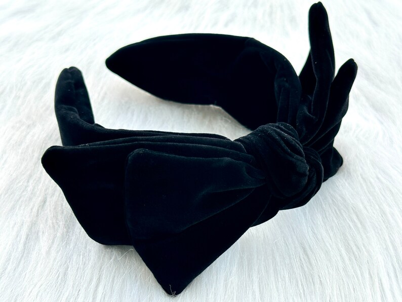 Puede incluir: Una diadema de terciopelo negro con un lazo anudado. La diadema est&aacute; hecha de terciopelo suave y presenta una banda ancha y un lazo grande en la parte delantera. Este accesorio est&aacute; dise&ntilde;ado para ser usado en la cabeza.