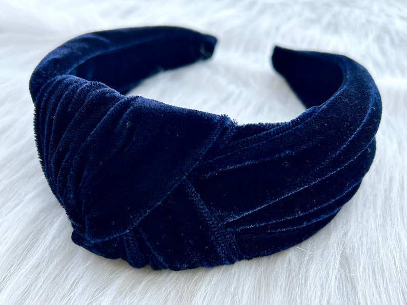 Puede incluir: Una diadema de terciopelo azul marino con un dise&ntilde;o anudado. La diadema es suave y c&oacute;moda de llevar.