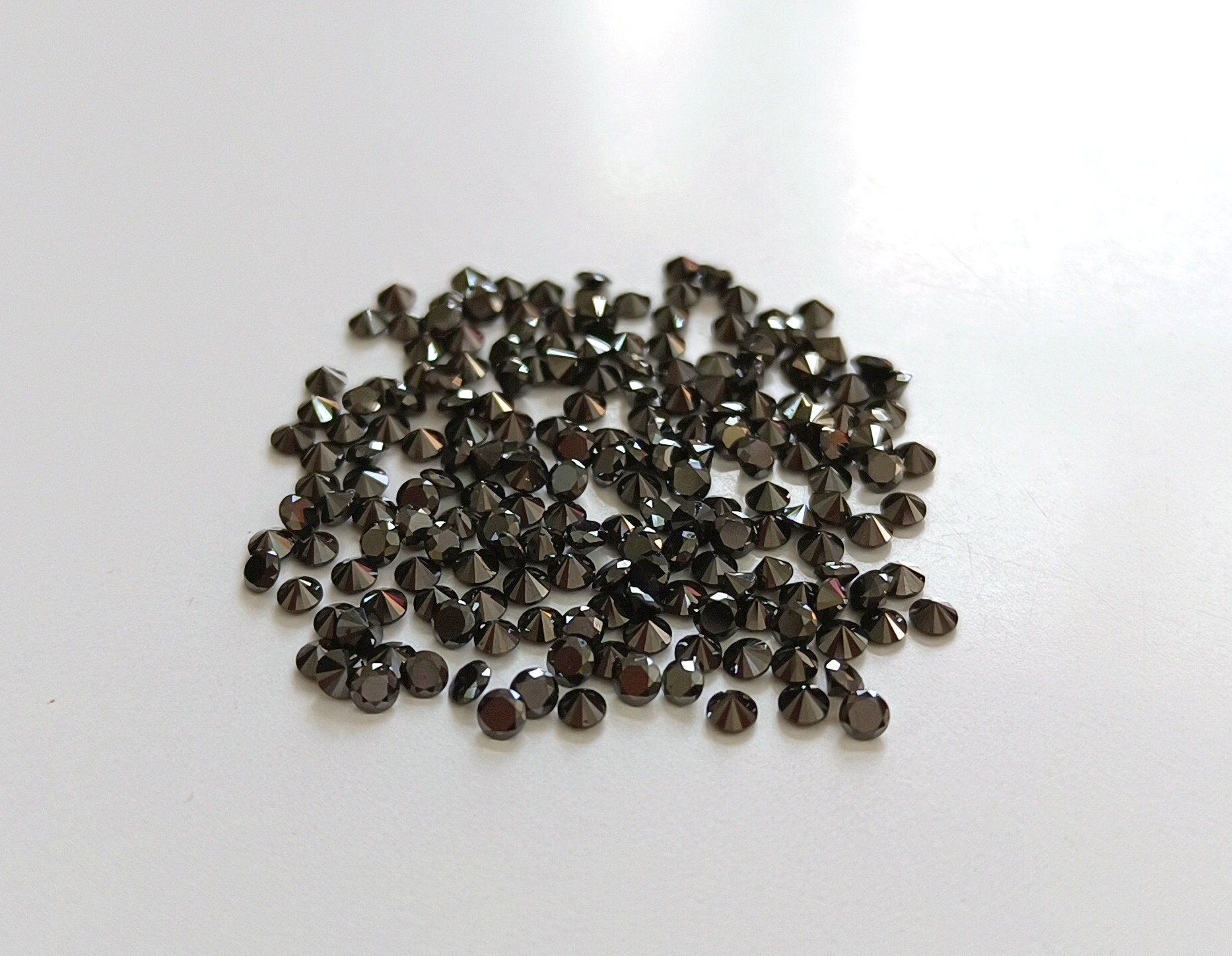 ブラックダイヤモンド(トリート) ラウンドブリリアント 4mm - アサオ工芸オンライショップ ブラックダイヤモンド ラウンドブリリアントカット ルースダイヤモンド 天然採掘