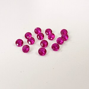 2,5 mm Labbtillverkad rubin: Rund fasetterad syntetisk ädelsten