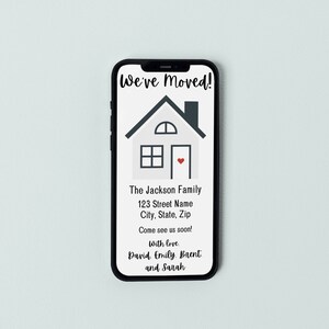 Könnte beinhalten: Ein Smartphone-Bildschirm mit einer Umzugsankündigung. Der Text lautet "We've Moved!" und enthält ein Haussymbol mit einem roten Herzen. Die Ankündigung enthält den Familiennamen, die Adresse und eine Nachricht, um sie bald zu besuchen. Die Nachricht endet mit "With love, David, Emily, Brent and Sarah."