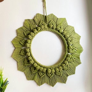 Saliegroen macramé muur hangend, grote esthetische rustieke herfstkrans, geweven kunst aan de muur, boho gevlochten houten kwast cirkel decoraties